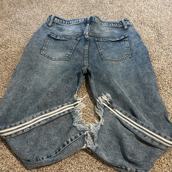 Cropped Zipper Jeans - Picture 6 of 6